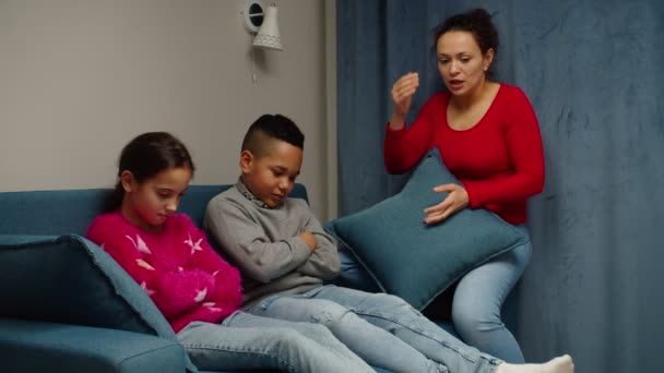 Wanita yudisial mengajar anak-anak multietnis di rumah. — Stok Video
