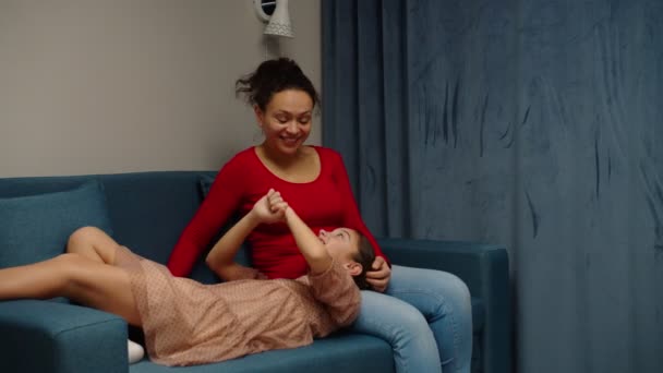 Jolie fille de préadolescence allongée sur les genoux de maman, conversation cœur à cœur à la maison — Video