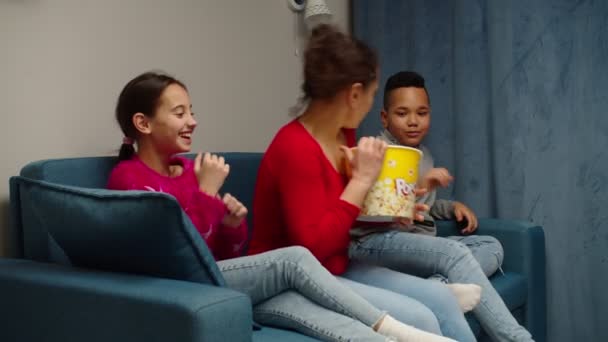 Multiethnische Familie mit zwei Kindern, die sich zu Hause gemeinsam vergnügen — Stockvideo