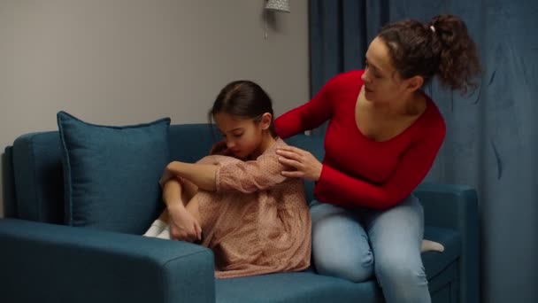 Madre cariñosa apoyo molesto hija preadolescente en casa — Vídeos de Stock
