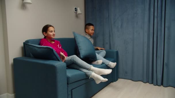 Ibu tunggal dengan dua anak multinasional menonton TV di rumah — Stok Video