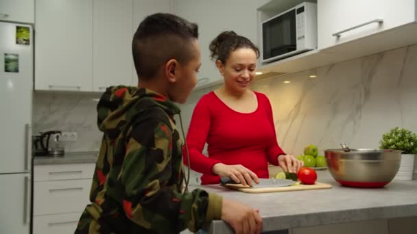 Africký americký maminka a preteen syn příprava večeře spolu doma — Stock video