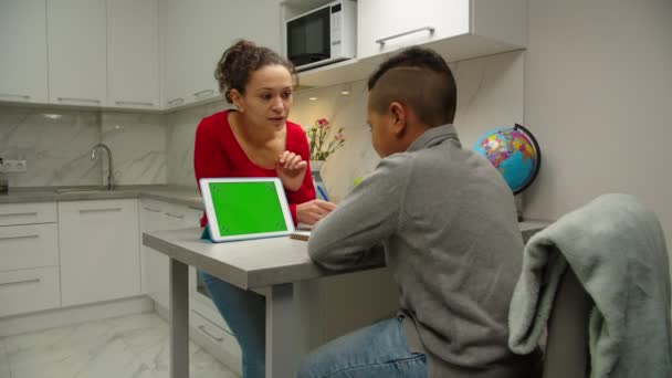 Mujer negra enseñando preadolescente escolar, usando tableta digital en el interior — Vídeos de Stock