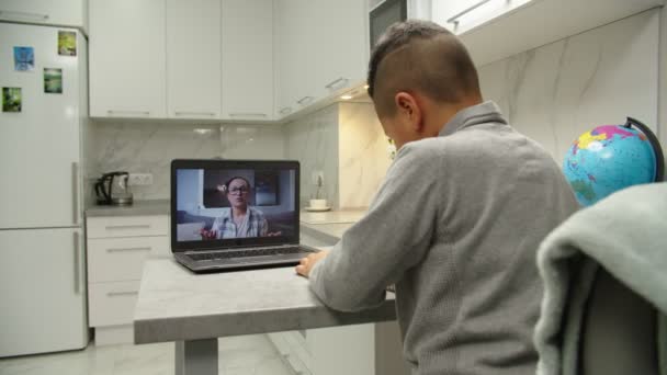 Nastolatek szkoła chłopiec słuchanie nauczyciel przez Internet na laptop w domu — Wideo stockowe