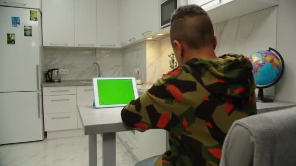 数码平板电脑上的儿童滚动彩色键绿色屏幕 — 图库视频影像