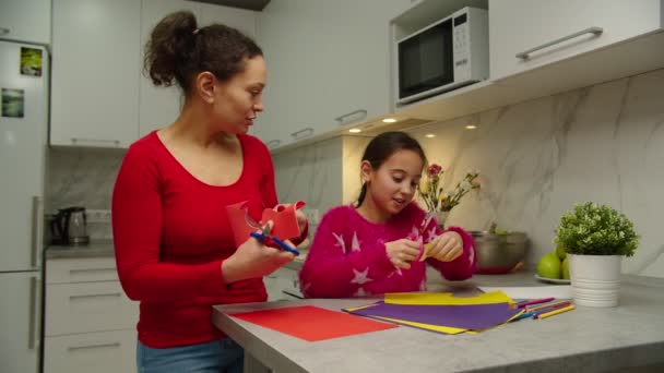 Mère développant des talents de créativité, passe-temps de la jeune fille à l'intérieur — Video