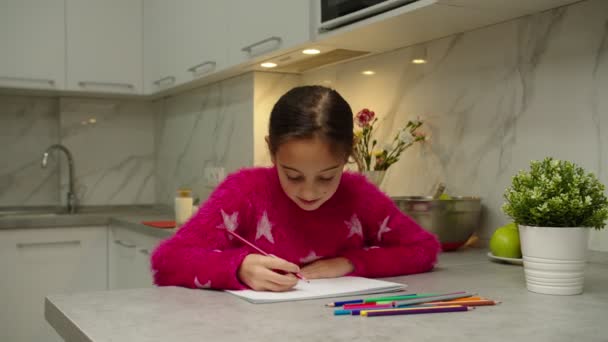 Preteen κορίτσι ανάπτυξη ταλέντα δημιουργικότητας, χόμπι, δεξιότητες στο σπίτι — Αρχείο Βίντεο