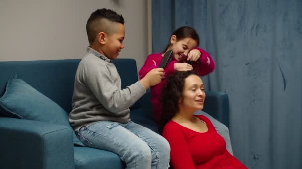 Kochający mama relaks, ciesząc się czas spędzony z różnymi dziećmi w domu — Wideo stockowe