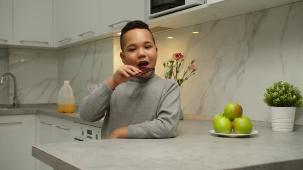 행복 한 흑인 소년 집에서 초콜릿 맛을 즐기는 — 비디오