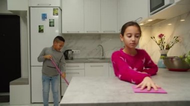 Çok ırklı çocukları ev mutfağını temizlerken cezalandırdı