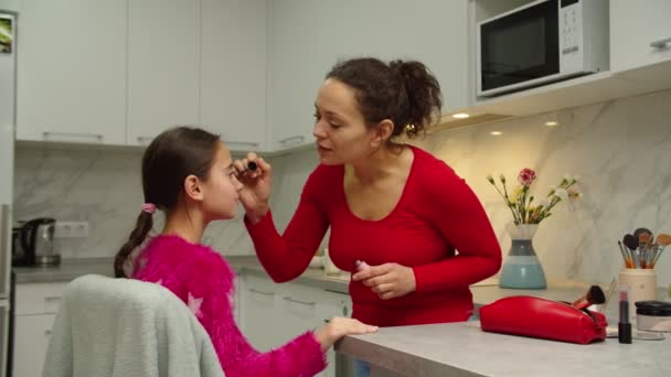 Älskade mor gör smink till glad preteen dotter inomhus — Stockvideo