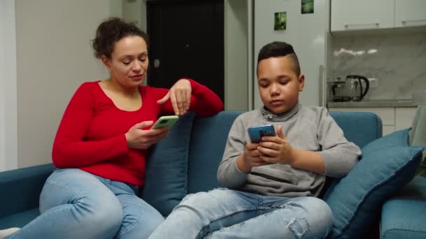 Moeder en zoon browsen social media of internet binnen — Stockvideo