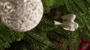 Kuş şeklinde Xmas oyuncağı, Noel kutusunun arka planında dekoratif top