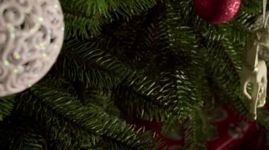At şeklinde Xmas oyuncağı, Noel kutusunun arka planında dekoratif top