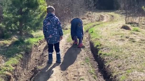 Kinderen reizen bergweg klimmen naar de top van de heuvel — Stockvideo