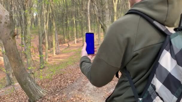 Close-up braço masculino segurando tela azul smartphone mock-up ao ar livre — Vídeo de Stock