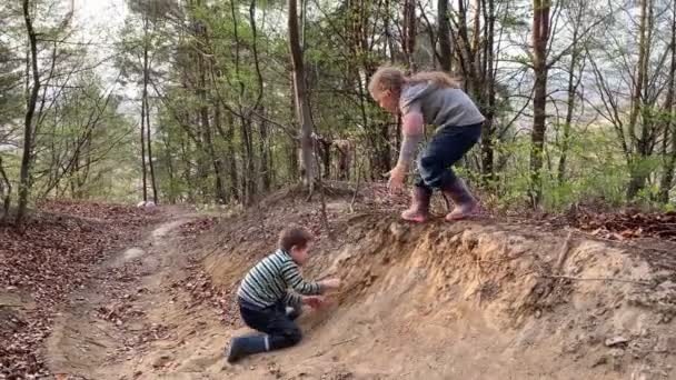 Zorgeloze kinderen die buiten rotzooien — Stockvideo