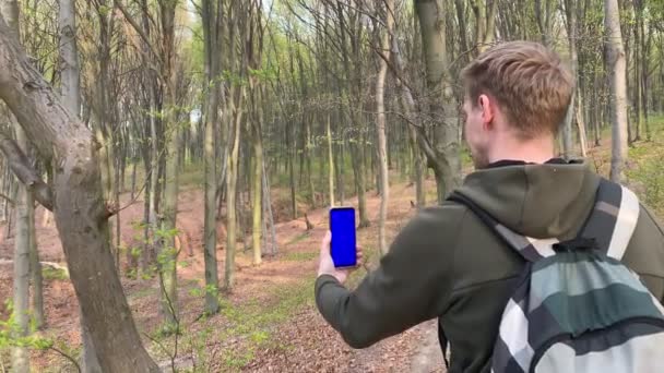 Blanke mannelijke toerist controleert navigatie mobiele app buiten — Stockvideo