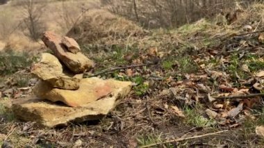Tepelerin Arkasında Cairn Şeklinde Taşlar Yığını