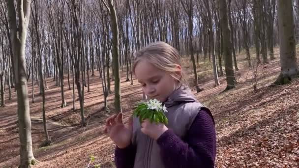 小女孩在森林里闻到野花的芬芳 — 图库视频影像