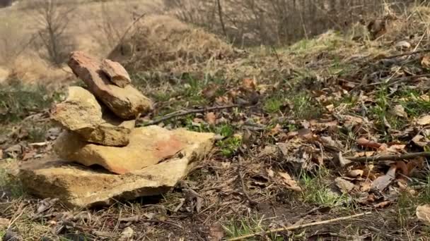 Uma pilha de pedras em forma de Cairn no fundo das colinas — Vídeo de Stock