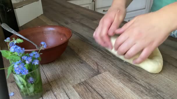 Female hands kneading dough on wooden worktop indoors — Vídeo de stock