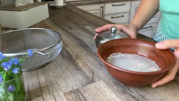 Woman adding sugar to leaven at home — Stock Video