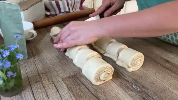 Wanita memotong adonan roti gulung, menyiapkan roti dengan kayu manis untuk dipanggang — Stok Video