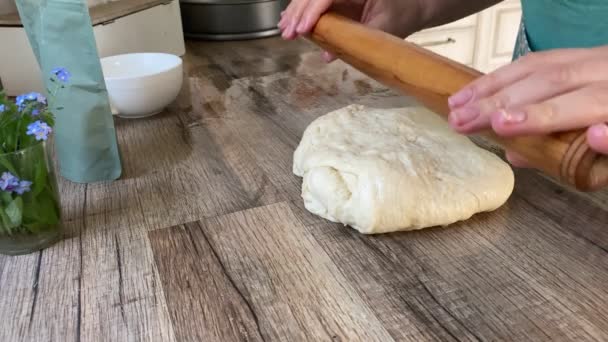 Mujer rodando masa con rodillo de madera en la cocina doméstica — Vídeo de stock