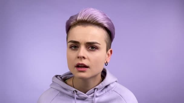 Modern Genç Yetişkin Bir Kadın Mor Renkli Arka Planda Başını — Stok video