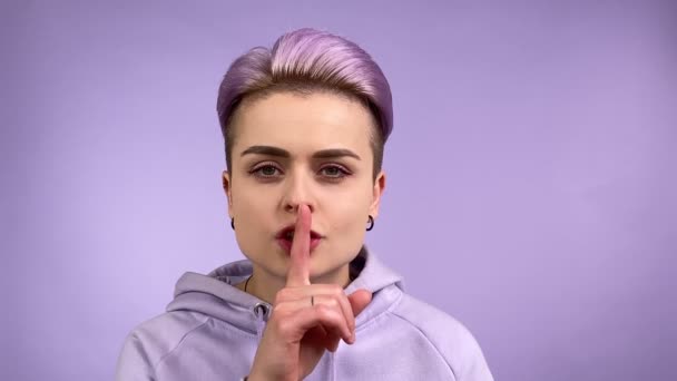 Cool Mujer Joven Con Estilo Poniendo Dedo Los Labios Diciendo — Vídeo de stock