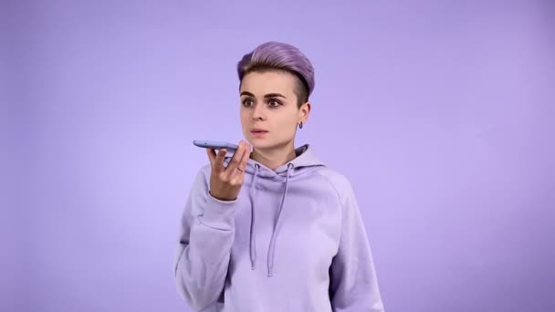 Стильная Взрослая Женщина Фиолетовом Используя Громкоговоритель Отправляя Аудиосообщение Используя Виртуального — стоковое видео