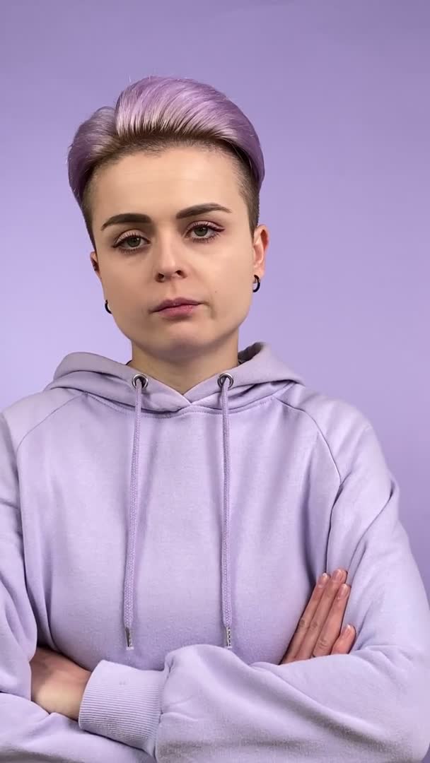 Вертикальный Снимок Стильной Молодой Женщины Фиолетовой Толстовке Короткой Прической Жевательной — стоковое видео