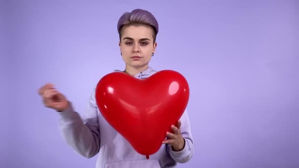 Duygusuz Modası Geçmiş Kısa Saçlı Kırmızı Kalp Şeklinde Balonu Olan — Stok video