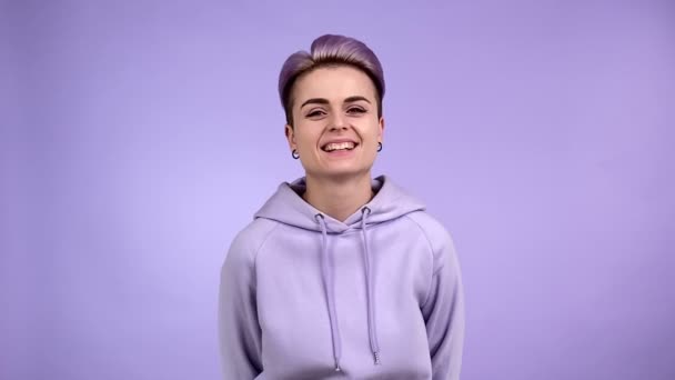 Веселая Молодая Женщина Короткими Пурпурными Волосами Смеется Выражая Положительные Эмоции — стоковое видео