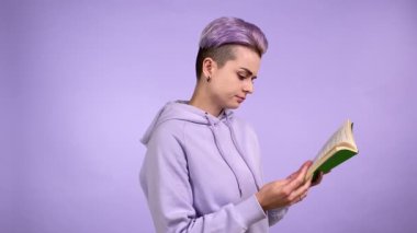 Kapüşonlu, kısa saçlı, sıkıcı kitap okuyan, entrika hikayesinden hoşlanmayan, omzunun üzerinden ses çıkaran, içerideki mor sırt çantasından izole edilmiş memnuniyetsizliği ifade eden modaya uygun genç nesil Z 'ler.