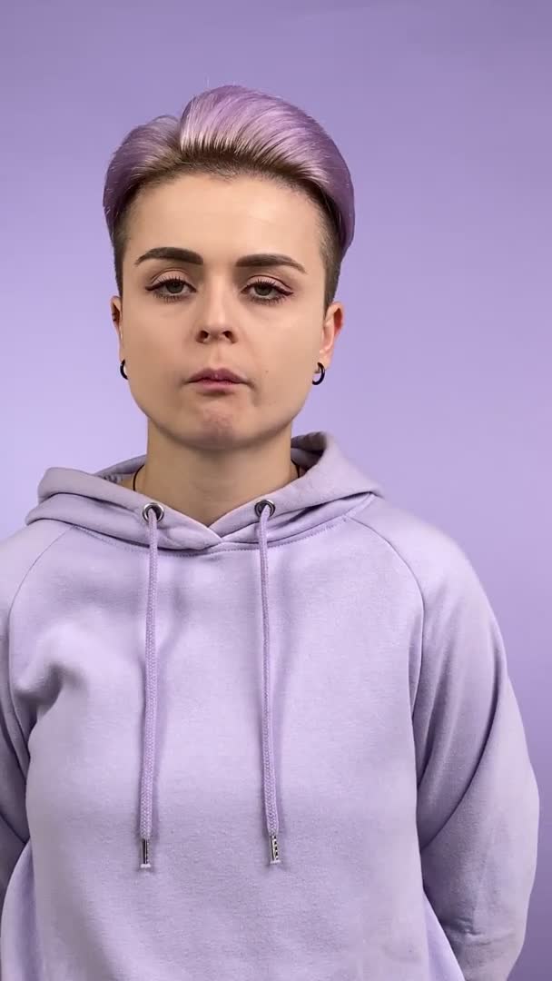 Modă Tânără Generație Femei Adulte Aspect Indiferent Mestecând Bubblegum Brațele — Videoclip de stoc