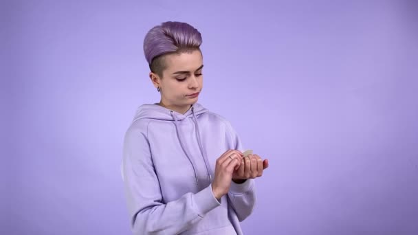 Jeune Femme Adulte Avec Des Ongles Sciage Mauve Mauve Cheveux — Video