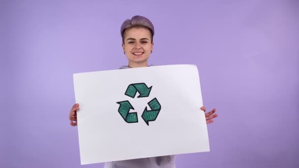 Charmante Junge Erwachsene Frau Trendige Kurzhaarfrisur Mit Poster Mit Recycling — Stockvideo