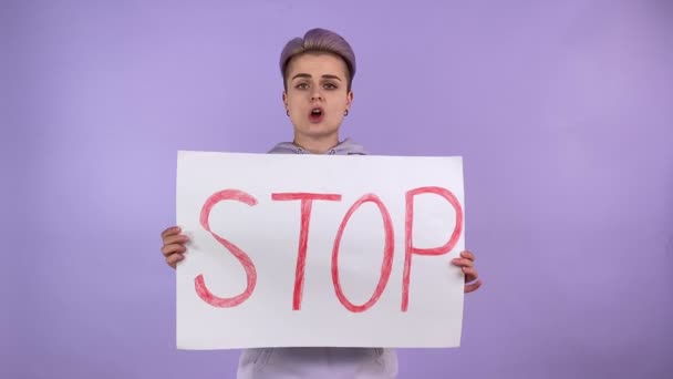 Młoda Osoba Dorosła Pokolenie Krótkimi Farbowanymi Włosami Trzymając Plakat Stop — Wideo stockowe