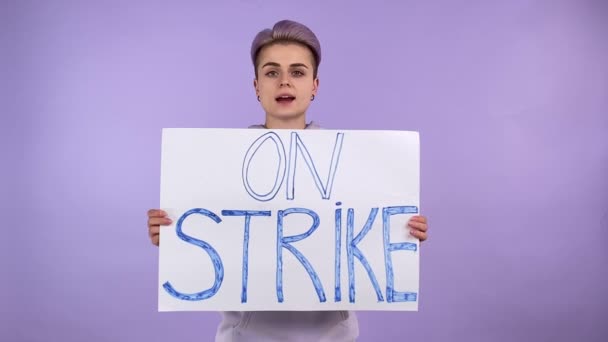 Mladá Dospělá Žena Generace Krátkými Barvenými Vlasy Drží Plakát Strike — Stock video