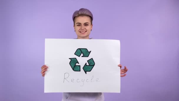 Дружня Молода Доросла Жінка Тримає Плакат Знаком Переробки Написанням Маючи — стокове відео