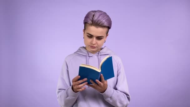 Moderne Jonge Vrouw Met Trendy Korte Kapsel Leesboek Blauwe Omslag — Stockvideo