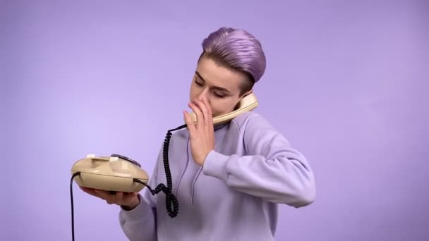 유행하는 전형적 코르크 마개를 현대의 여성들은 전화를 전화를 전화를 전화를 — 비디오