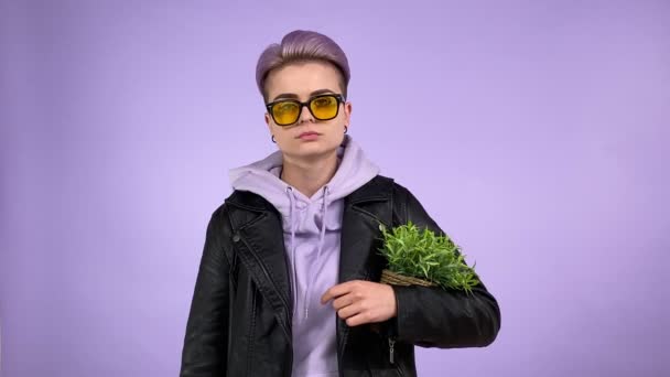 Retrato Fresco Jovem Adulto Mulher Pessoa Segurando Vaso Planta Abaixando — Vídeo de Stock