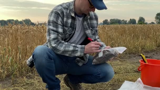 Closeup Agronomist Writing Marking Label Soil Sample Bag Marker Pen — Vídeo de Stock