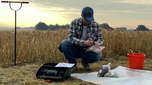 Agronomist Marking Soil Sample Bag Taking Notes Information Sheet Background — стоковое видео