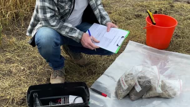 Agriculturist Taking Notes Soil Sampling Information Sheet Checking Sample Bags — Vídeo de Stock
