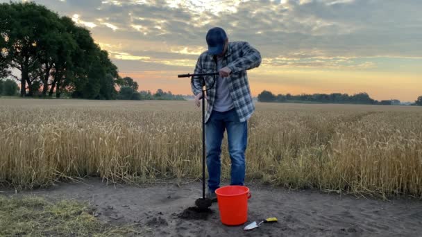 Mannelijke Agronome Met Behulp Van Bodemsonde Sampler Zetten Monster Emmer — Stockvideo