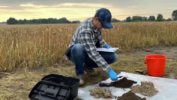 Специалист Агрономии Проводит Измерения Почвы Цифровым Прибором Приклеивает Тестерный Зонд — стоковое видео